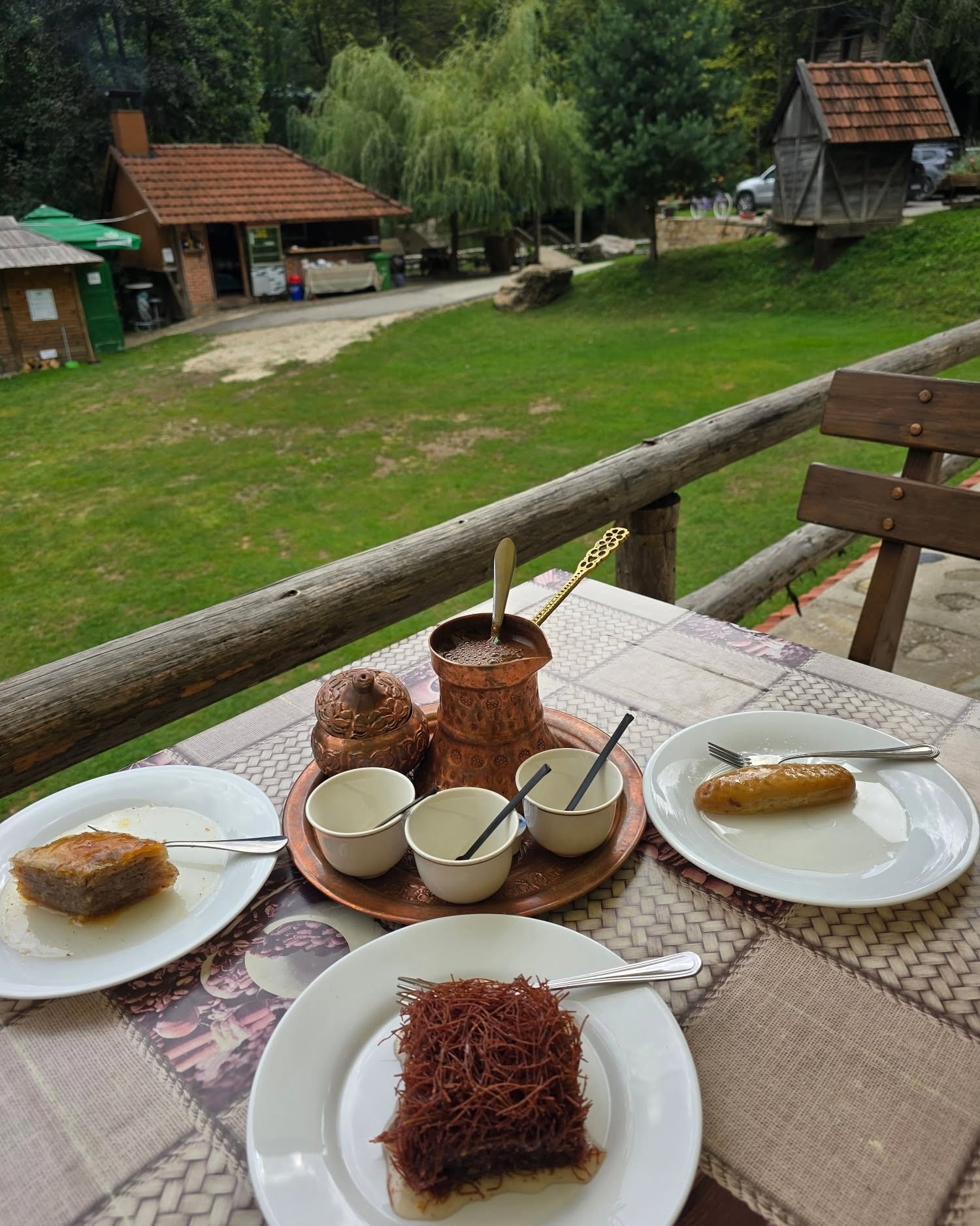 Kafa i kolač na terasi