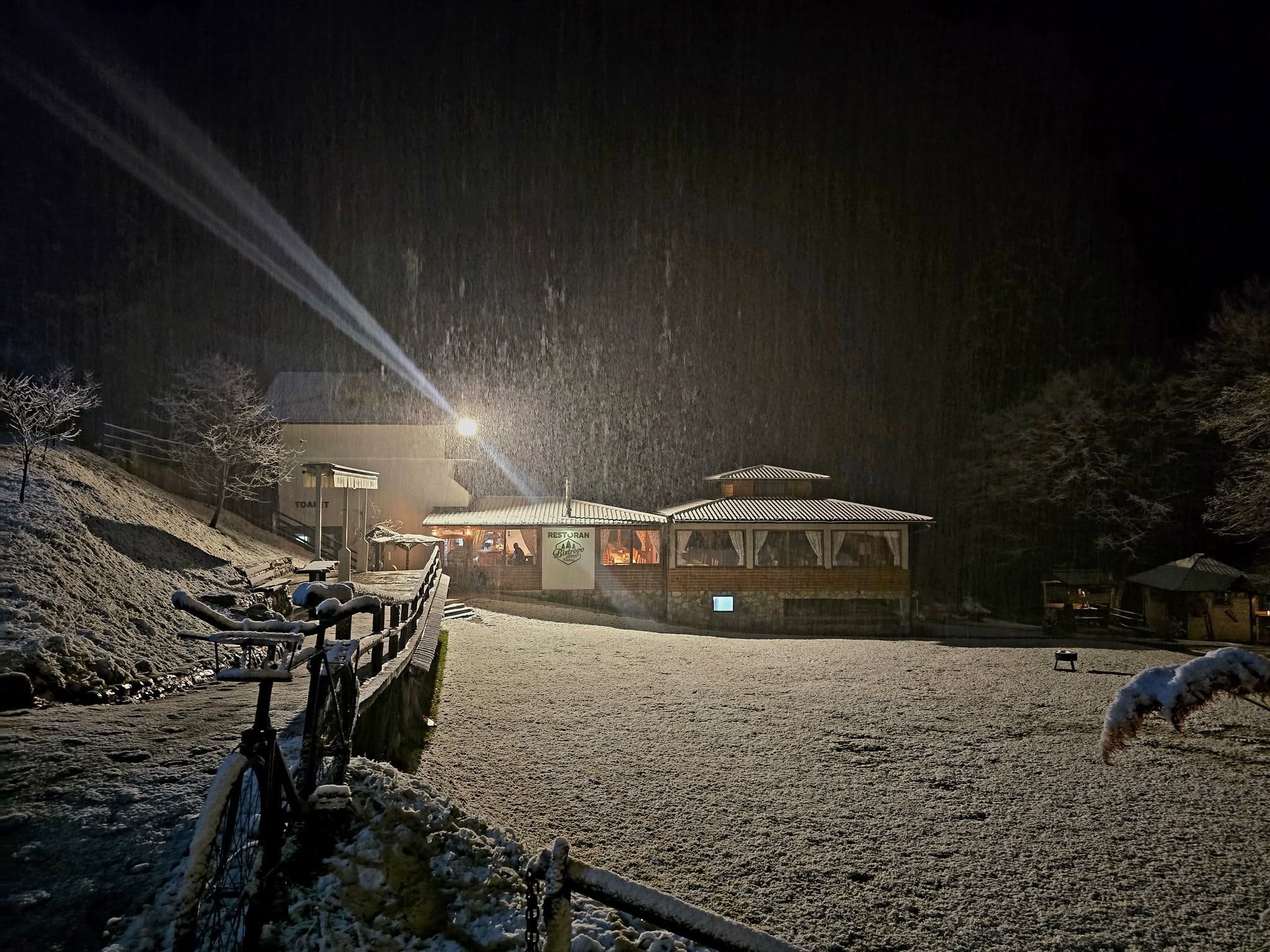 Snijeg i večernje svjetlo