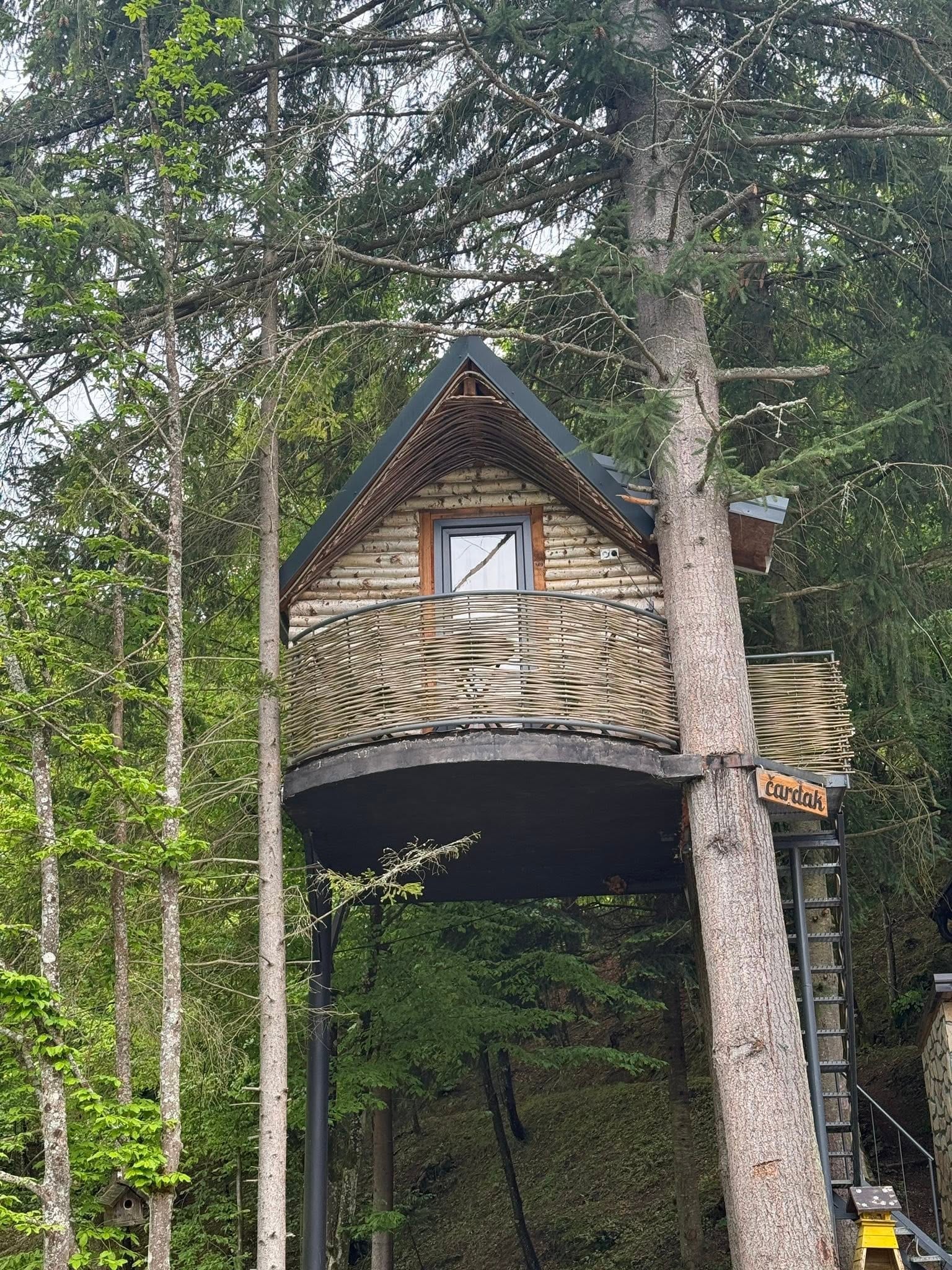 Kućica na drvenim stubovima