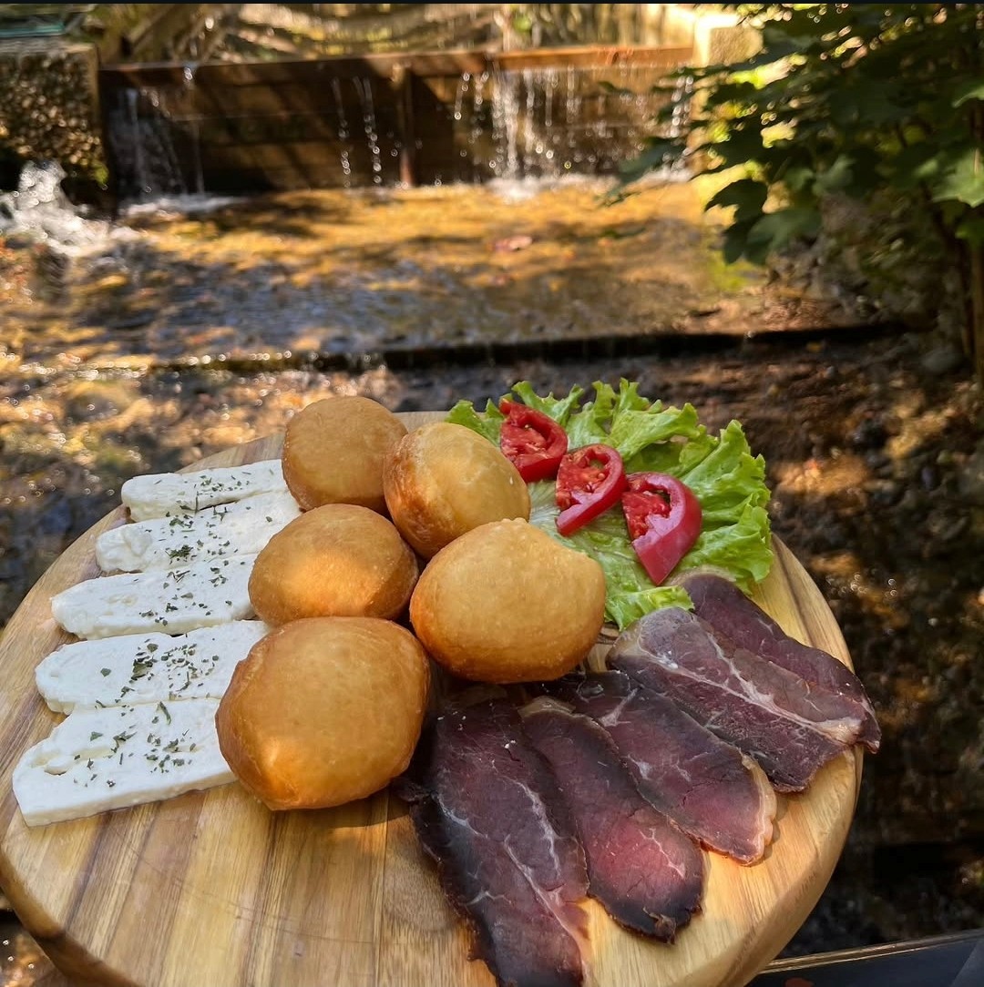 Sir, uštipci i suho meso uz vodu